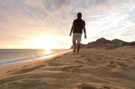 hombre en la playa