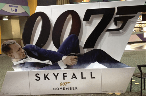 display skyfall de cartón