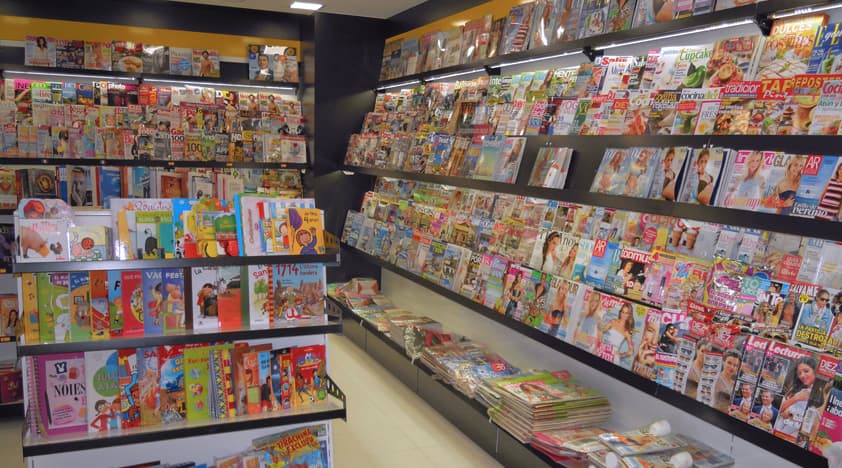 Expositores de libros y revistas en un espacio del supermercado