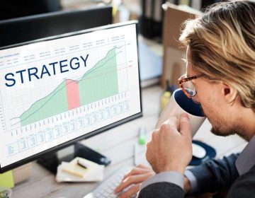 mujer de negocios haciendo estrategia