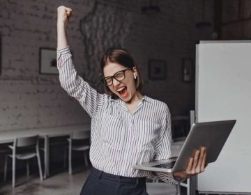 mujer-negocios-mano-feliz-exito