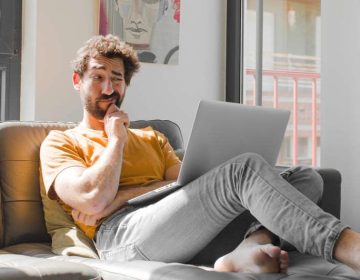 hombre dudoso sobre qué tipo de expositor elegir